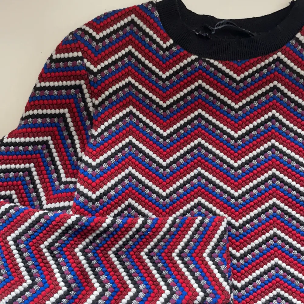 Fin tröja från zara, använd 2 gånger så den är i bra skick❤️❤️❤️storlek xs men passar även s. Toppar.