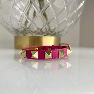 Vårat fina armband i färgen 04 pink crush. Vi har fåtal armband kvar i lager, se till att köpa ditt armband idag!💓