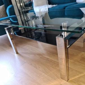 Bord  - Glas bord som är fortfarande i ett bra skick med stål detaljer. Den är köpt från chilli. Glaset är mörkt och bordet har två våningar. Kan bara mötas i Stockholm 