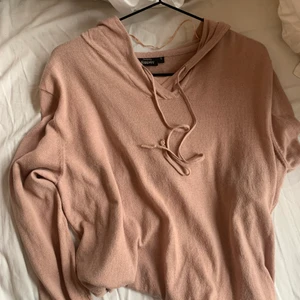 Tröja i storlek S - Funkar för de flesta storlekarna, går att dra in i midjan samt ta ut.