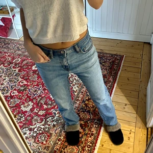 Lågmidjade jeans - Jeans från uniqlo i en rak modell. Dom sitter lite lågmidjat/ midrise och oversized as snyggt 😳. W 24 l 32. Säljer för att jag behöver rensa bland mina byxor😭 Nypris 500kr frakt tillkommer 