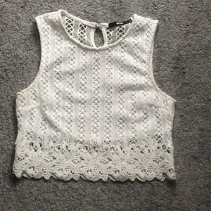 Vitt linne - Oanvänt vitt linne från bikbok.man ser igenom där bak men inte där fram