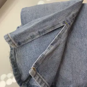 Jeans i storlek 36 från Boohoo med slits nedtill, använda 1 gång. 