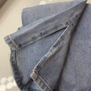 Boohoo jeans - Jeans i storlek 36 från Boohoo med slits nedtill, använda 1 gång. 