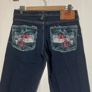 Low Rise jeans med broderade bakfickor  - Säljer dessa då de tyvärr är förstora för mig :( om många är intresserade startar jag budgivning <3 Alla priser är + frakt 