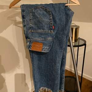 Jeans från Levis, sparsamt använda. Modellen heter Ribcage Pleated Crop. Sitter snyggt oversized på, tyvärr inte min stil längre. 