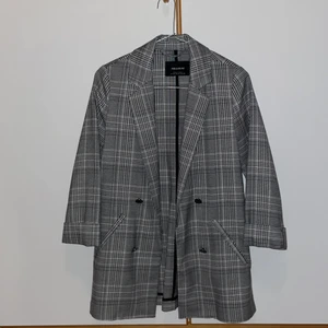 Pull & Bear kappa - Säljer denna fina kappa från Pull & Bear då den inte kommer till användning längre! (Endast använd 2 gånger) Buda från 150! 💕💕