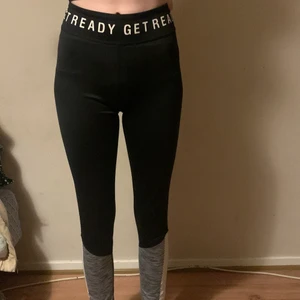 Träningsbyxor  - Svarta träningstights med lite detaljer vid smalbenen, storlek 170, från H&m 