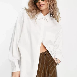 Oversized skjorta - Stor och härlig skjorta från Collusion. Går t.ex. att använda uppknäppt, under en tjocktröja eller som den är! Funkar även som en kortare klänning.✨ 100% bomull, nyskick. Strl xs-xxl beroende på fit.
