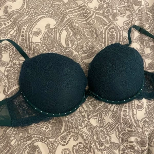 Bh  - Tre bh ar i bra kvalitet. Använd fåtal gånger. Den gröna är i strl 75C, den svarta i strl 80A och den vita i strl 75B. 