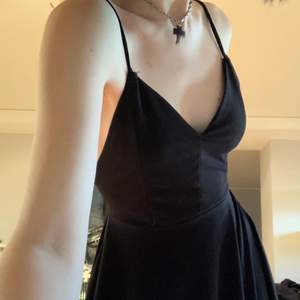 🖤Säljer min svarta klänning, andvänd en gång. Säg till för fler bilder‼️‼️ 🖤