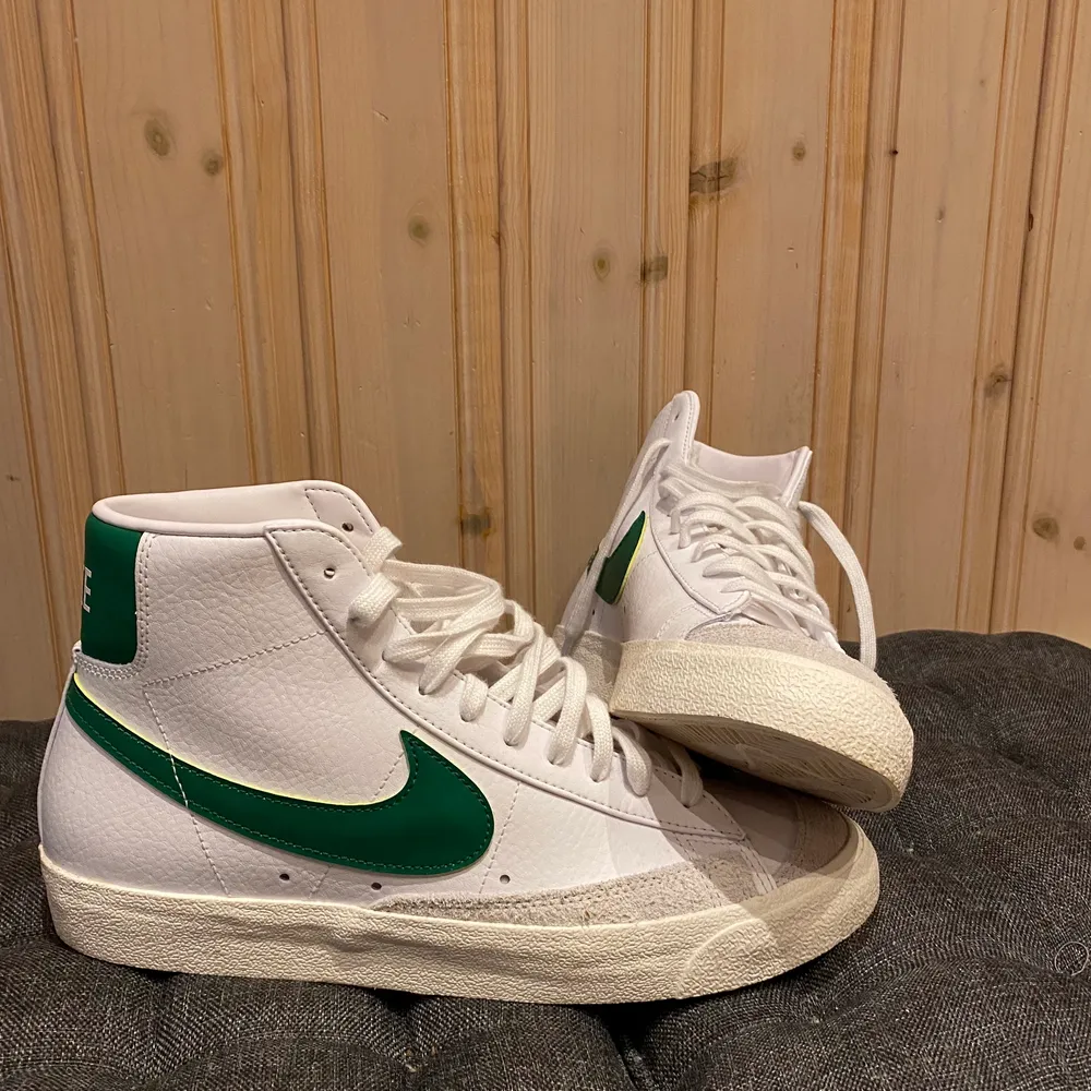 Helt oanvända (endast testade) jätte snygga Nike Blazer Mid '77 Vintage, i färgen white pine green. Säljer då de var en aningen tajta. Frakt tillkommer.. Skor.