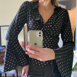 Prickig blus - En fin prickig blus med guld detaljer från Asos! Storlek 38 :) 