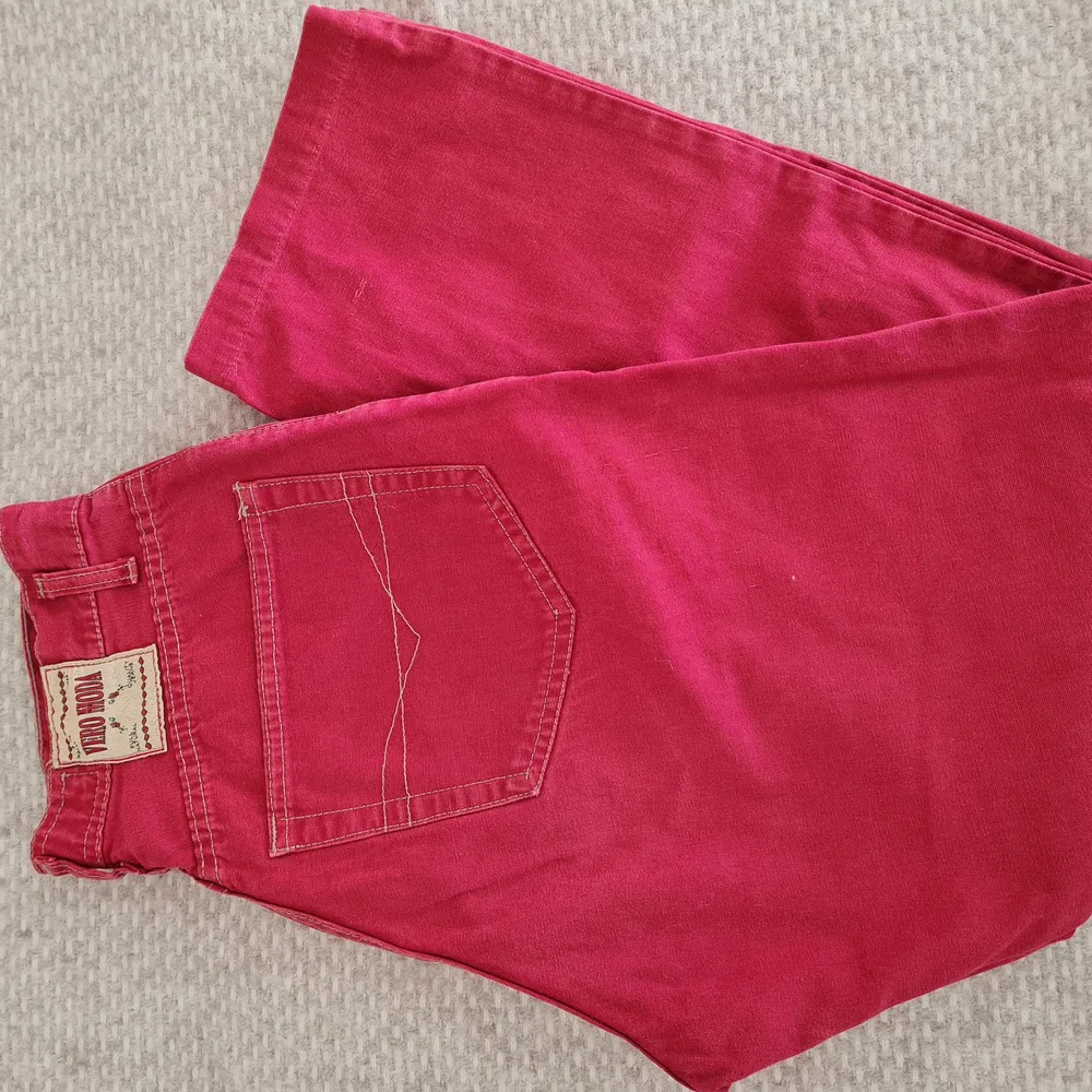 Röda vintage jeans rak modell, står st 29/s/M köparen står för frakten ❤. Jeans & Byxor.