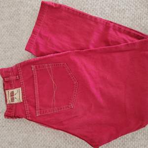 Röda vintage jeans rak modell, står st 29/s/M köparen står för frakten ❤
