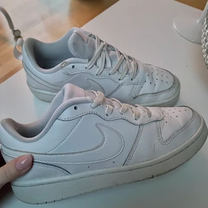 Nike air max  - Skor från nike som liknar nike air max men som är Court Borough Low GS White från Nike. Väldigt lika men olika form på skon. Skriv för fler bilder eller frågor 👟🤍