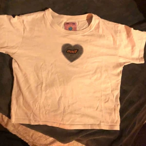 unif baby tee - säljer denna söta unif baby tee! tröjan är köpt på deras originala hemsida och är då autentisk, tror den e helt utsåld också! tröjan har aldrig används vilket är varöfr jag säljer den. original pris ligger på ca 500kr+frakt. storleken är M men den skulle kunna passa både S/M