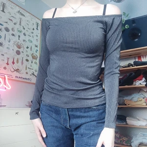 Off shoulder topp - Offshouöder topp med glitter detaljer. Obs banden är från min bh 🥴 toppen har klibbgummi runt översta sömmen som håller den uppe.