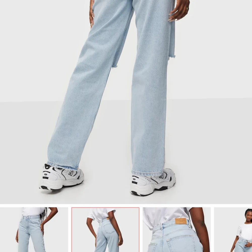 Jag säljer mina 90s high waist jeans från Gina tricot. De är i ett bra skick, men säljer på grund av att jah inte får någon användning för dom. De är långa för mig som är 1,65 cm. Skriv till mig privat för mina egna bilder eftersom de på bilden har jag lånat. . Jeans & Byxor.