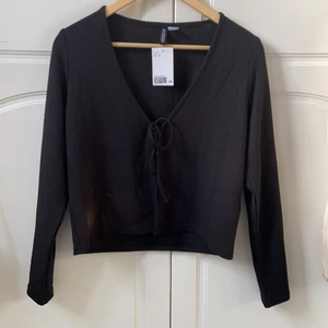 Kofta❤️ - Jätte fin ny kofta från Hm, aldrig använd och köpt för ett år sedan. Är ni intresserade eller vill ha fler bilder kan ni skriva❤️ Den passar verkligen perfekt till allt och bra nu till våren/sommaren! Den är i storlek M, men passar även S