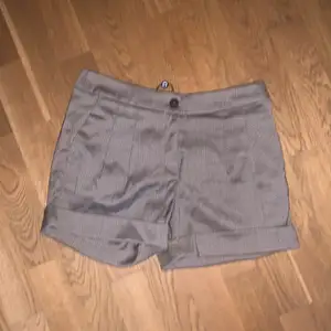 Bruna shorts, andvända 0 gånger, org pris: 250
