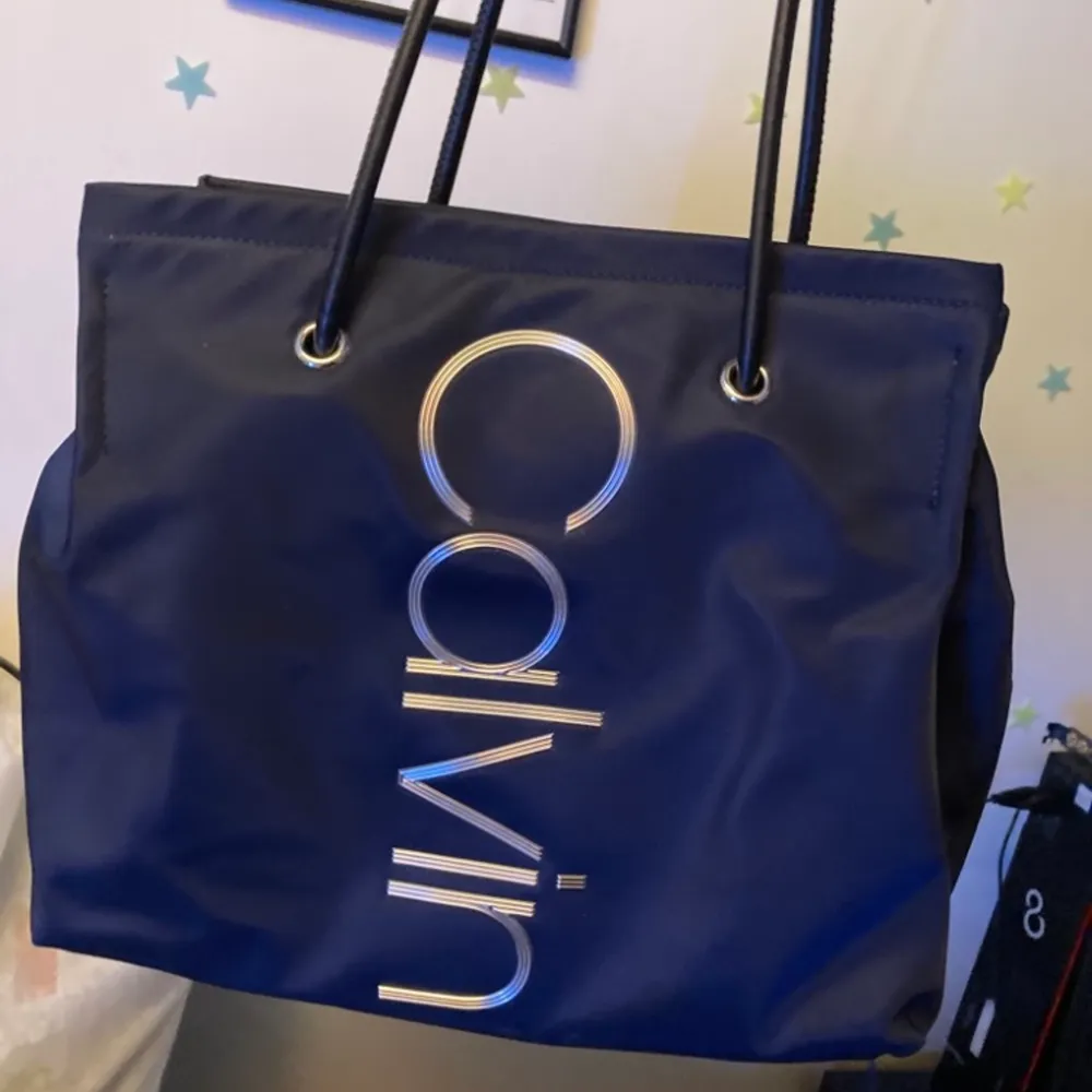 Köpt 2019 i usa för $148 vilket motsvarar ca 1560 svenska kr. Bra skick och knappt använt, har en liten fläck på baksidan men det går nog bra att tvätta bort. Mitt pris: 900kr plus frakt . Laukut & Käsilaukut.