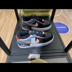 Skor  - Säljer dessa skor från Nike i stolek 39 ❤️ andvända sparsamt och har inga defekter , nypris 1199 säljer för 500 kr 