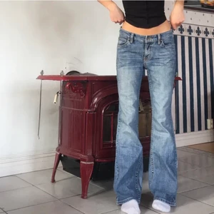 Jeans  - Skitsnygga jeans som e för små för mig! Låga/mid Waist jeans (Esprit)💕 midja: 84,5cm. Innerben: 77cm. Tjejen på bilden är 164, byxorna passar S men även en liten M💕                                    (Lånade bilder)❤️ frakt tillkommer på 66kr spårbart 🙌