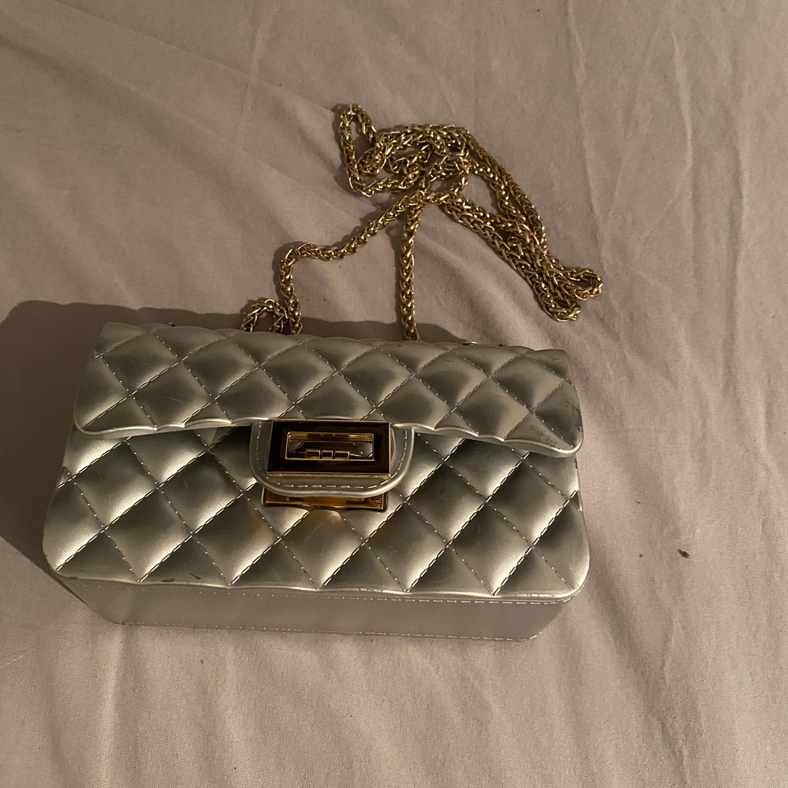 En silvrig liten väska med guld ”band” - 90