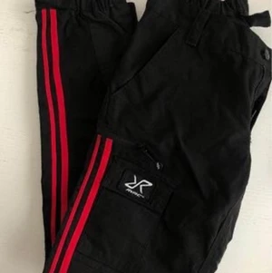 Revolution race vandrings/frilufts byxa - Helt oanvända revolution race fridluftbyxor i storlek S. Dessa är köpta för 4 år sedan och exakt samma finns inte längre. Dock är de relativt lika de på bilden (RVRC GP Pro Pants Dam Black/Red). Nypris - 998kr 🌟 Mitt pris - 300kr