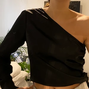 NA-KD one shoulder top - Svart one shoulder top från NA-KD, använd två, tre gånger ungefär, säljer pga inte min stil. Buda i kommentarerna eller skriv till mig! HÖGSTA BUD: 100kr+frakt (166kr) BUDGIVNING AVSLUTAS MÅNDAG 31/1