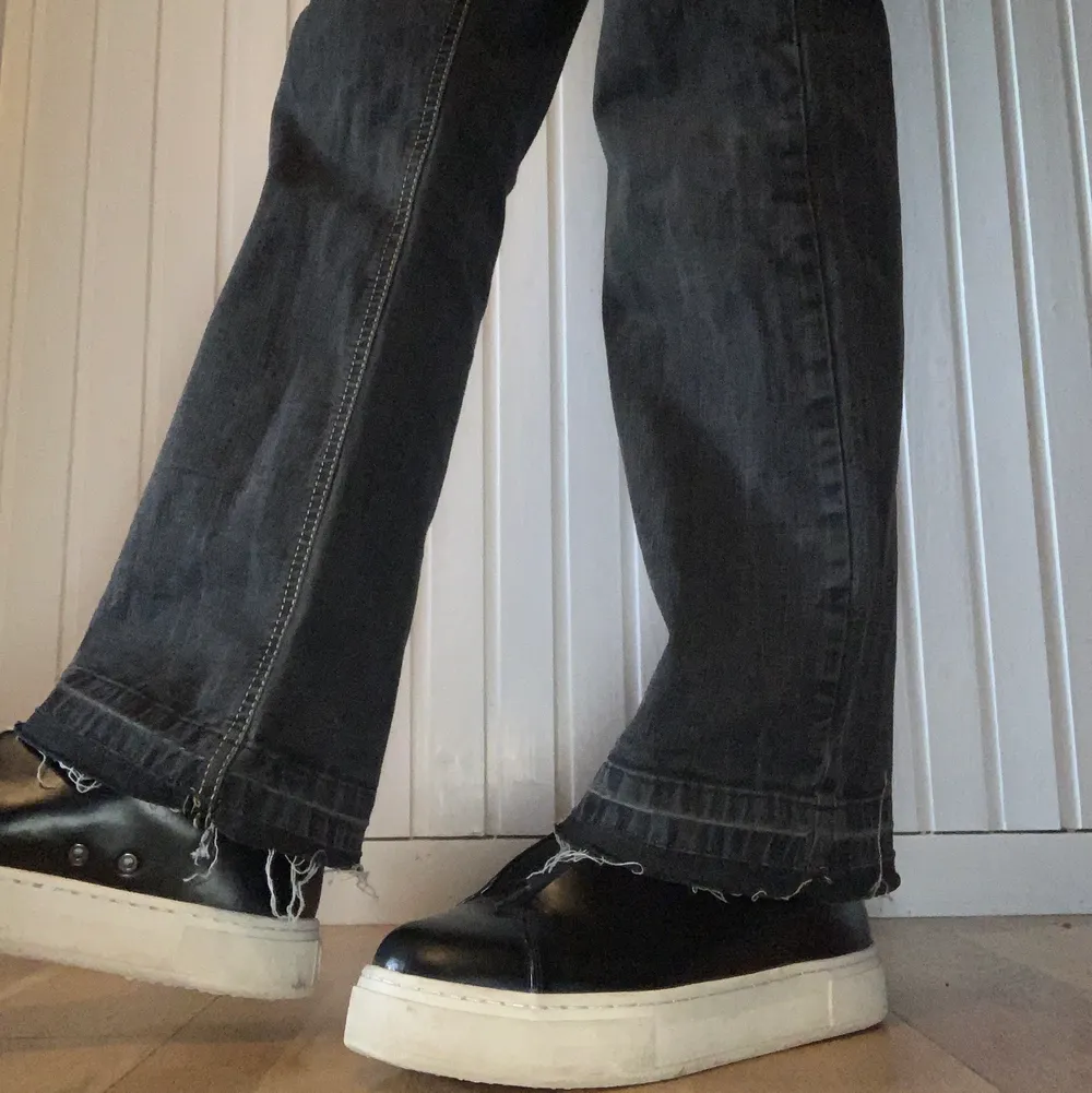 Ett par snygga ljussvarta bootcut jeans av okänt märke! Bruna sömmar. Lite korta på mig som är 183cm lång. Storleken oklar. Kom DM för fler bilder 🤠. Jeans & Byxor.