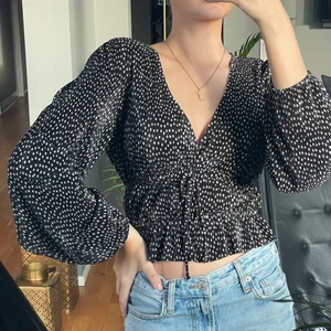 Prickig blus från Zara  - Jätte mjukt och skönt material, lite tajtare i midjan och pösigare vid vristen. Aldrig använd!!👼