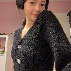 Furry svart kofta med diamanter - Supergullig svart kofta.. supermysig och glammy! Extra diamantknapp finns på lappen i tröjan! Nyskick!!! Har haft en gång 💕 skriv för fler bilder o diskutera om pris 