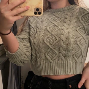 Tröja - Säljer denna tröja från nakd, en fin grön färg och i nytt skick då jag använt fåtal gånger. Storlek xs men passar även S. Säljer för 120kr😊