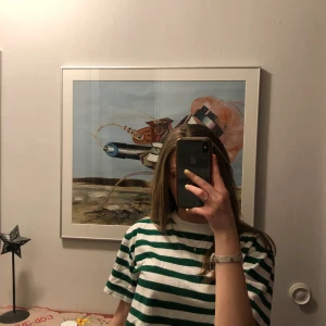 Croppad t-shirt - Säljer en jättefin croppd randig t-shirt som är jättefint stylat till ett par svarta jeans och en väska. Använd ett fåtal gånger. Köpare står för frakten!😀 