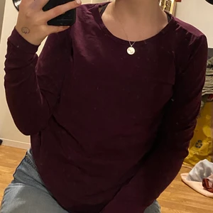 Långärmad tröja - En mörk lila långärmad tröja från Cubus 😍