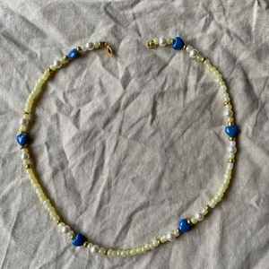 Halsband  - Pärlhalsband med små blå hjärtan ! Super fin och enkel halsbandet är 35cm frakt tillkommer på 14kr 💞💞💞🦋