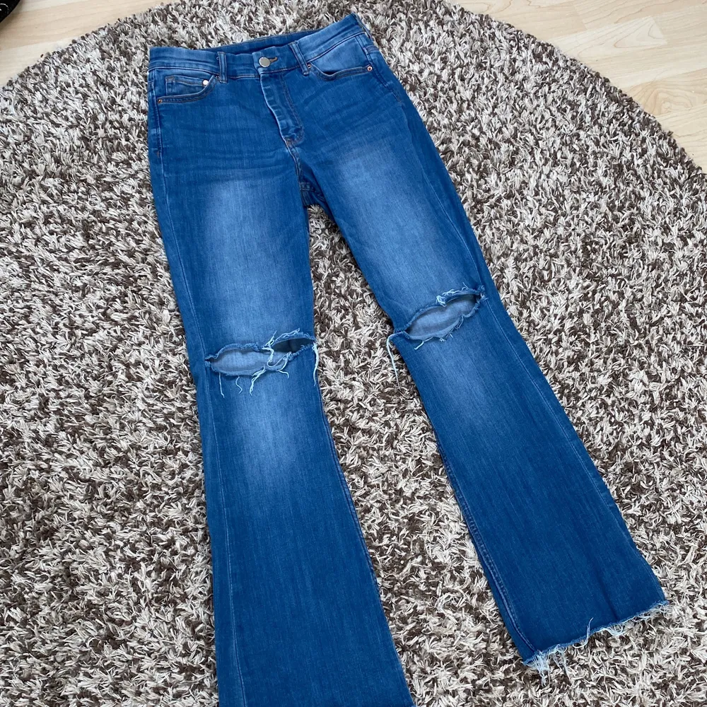 Blåa stretchiga bootcut jeans i storlek s/m, längden är perfekt för mig som är 152. Jeans & Byxor.