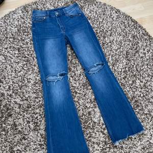 Blåa stretchiga bootcut jeans i storlek s/m, längden är perfekt för mig som är 152
