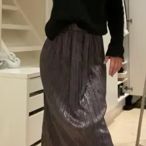 Säljer denna jättesnygga glittriga kjol som är perfekt till fest❤️ skriv vid intresse