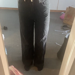 Wida jeans - Ett par svarta wida jeans från hm🤍 sitter super fint men är tyvärr lite långa på mig 🤍