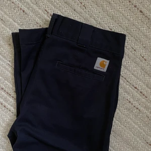 Carhartt byxor  - Säljer dessa älskade byxor som tyvör är för långa på mig som är 160 cm. Skulle rekommendera för 165 eller längre. Supersköna, supersnygga, supertrendiga. Hör av dig vid intresse eller frågor<3