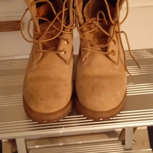Timberland kängor - Vanliga goa Timberlands kängor som håller dina fötter varma i kylan samtidigt som de har en mycket bra passform samt att de är riktigt snygga. Använda ett fåtal gånger.