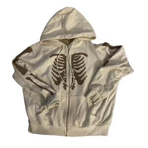 Skelett zipup hoodie, gjord av en tjej på plick! Använd 2-3 gånger av mig så i nyskick, är osäker på om jag vill sälja så säljer endast vid bra bud!