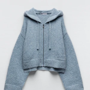 Zipup zara - Superfin zipup ifrån zara, perfekt till vintern💞  Använd en gång och i perfekt skick❤️‍🩹 Köpt för 400 säljer för 200☺️