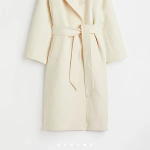 Kappa - Säljer denna fina kappa, som är svår o få tag på i xs s då det säljs slut på en gång. Kappan aldrig kommit till andvänding. Köptes för 799kr  