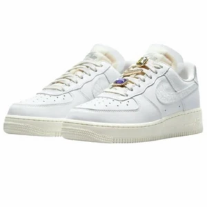 Nike Air Force 1 Low 07 LX Bling stl 42 - Säljer dessa skit snygga Nike Air Force 1 Low 07 LX Bling som är helt oanvända ändats testade, säljer de pga att de var förstora och det gick inte att lämna tillbaka. För flera bilder kom privat💕                      Nypris 2100-3000kr