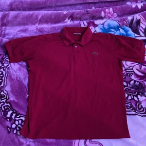 Lacoste Piké - Säljer min lacoste piké som jag köpte när jag var i England! Storlek Xl men skulle säga att den sitter som en Large. Condition: 8/10