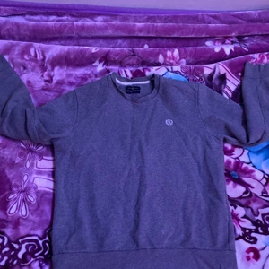 Henri Lloyd Sweatshirt - Säljer min Henry Lloyd sweatshirt då den ej passar mig längre. Storlek L men sitter som en M. Har en liten fläck längst ner på tröjan men det går att få bort i tvätten. Nypris 1100